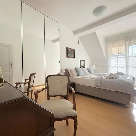 Bridget Przy Plazy Q4 Apartment